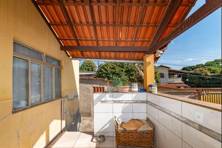 Casa à venda com 250m², 3 quartos e 8 vagas Casa à venda com 250m², 3 quartos e 8 vagasVaranda