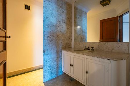 Apartamento à venda com 395m², 4 quartos e 5 vagas Apartamento à venda com 395m², 4 quartos e 5 vagasLavabo