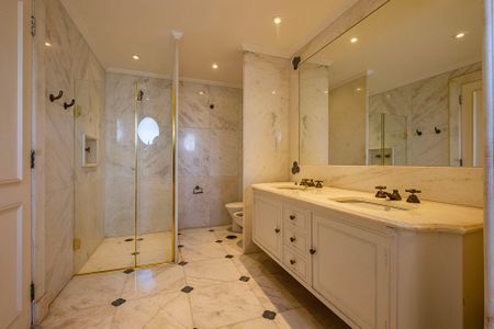 Apartamento à venda com 395m², 4 quartos e 5 vagas Apartamento à venda com 395m², 4 quartos e 5 vagasBanheiro da Suíte 1