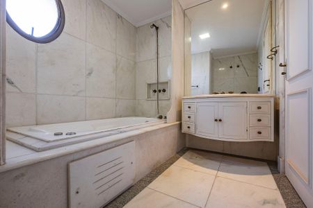 Apartamento à venda com 395m², 4 quartos e 5 vagas Apartamento à venda com 395m², 4 quartos e 5 vagasBanheiro da Suíte 3