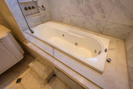 Apartamento à venda com 395m², 4 quartos e 5 vagas Apartamento à venda com 395m², 4 quartos e 5 vagasBanheiro da Suíte 1