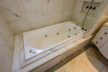 Apartamento à venda com 395m², 4 quartos e 5 vagas Apartamento à venda com 395m², 4 quartos e 5 vagasBanheiro da Suíte 3