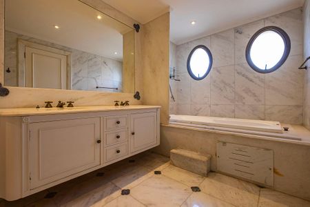 Apartamento à venda com 395m², 4 quartos e 5 vagas Apartamento à venda com 395m², 4 quartos e 5 vagasBanheiro da Suíte 1