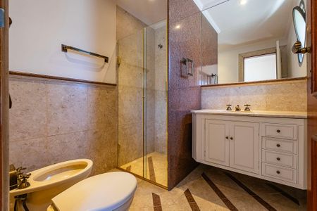Apartamento à venda com 395m², 4 quartos e 5 vagas Apartamento à venda com 395m², 4 quartos e 5 vagasBanheiro da Suíte 2