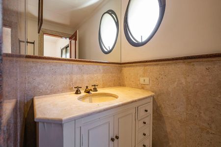 Apartamento à venda com 395m², 4 quartos e 5 vagas Apartamento à venda com 395m², 4 quartos e 5 vagasBanheiro da Suíte 2