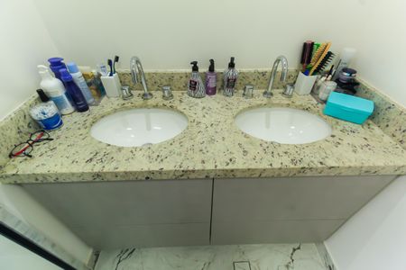 Apartamento à venda com 157m², 3 quartos e 3 vagas Apartamento à venda com 157m², 3 quartos e 3 vagasBanheiro da Suíte 2