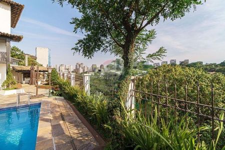 Casa à venda com 1000m², 4 quartos e 6 vagas