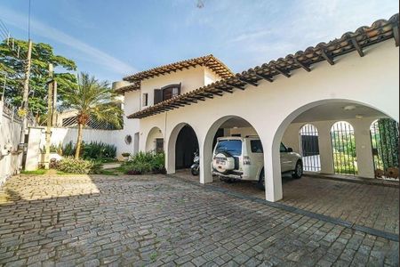 Casa à venda com 1000m², 4 quartos e 6 vagas