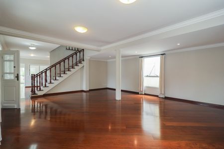 Casa à venda com 302m², 4 quartos e 6 vagas Casa à venda com 302m², 4 quartos e 6 vagasSala