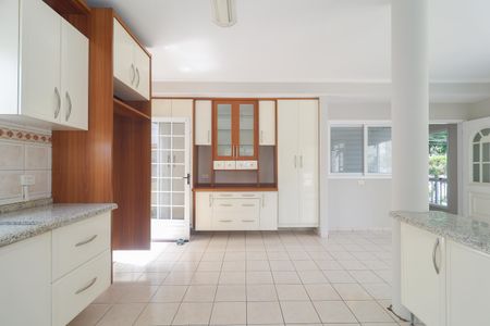 Casa à venda com 302m², 4 quartos e 6 vagas Casa à venda com 302m², 4 quartos e 6 vagasCozinha