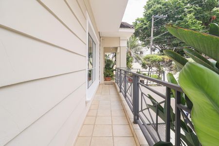 Casa à venda com 302m², 4 quartos e 6 vagas Casa à venda com 302m², 4 quartos e 6 vagasÁrea externa