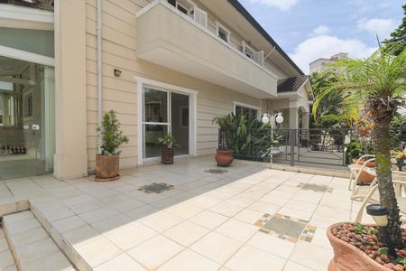 Casa à venda com 302m², 4 quartos e 6 vagas Casa à venda com 302m², 4 quartos e 6 vagasÁrea externa