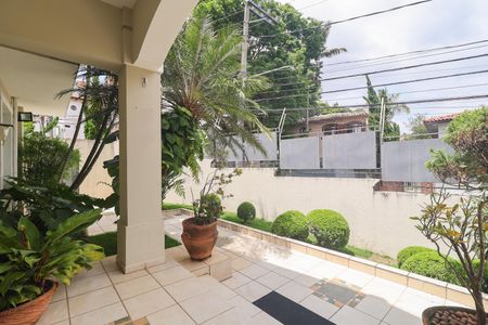 Casa à venda com 302m², 4 quartos e 6 vagas Casa à venda com 302m², 4 quartos e 6 vagasÁrea externa