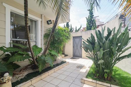 Casa à venda com 302m², 4 quartos e 6 vagas Casa à venda com 302m², 4 quartos e 6 vagasÁrea externa