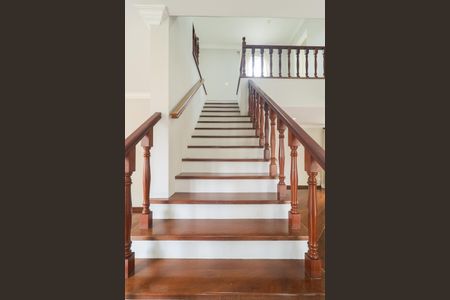 Casa à venda com 302m², 4 quartos e 6 vagas Casa à venda com 302m², 4 quartos e 6 vagasEscada