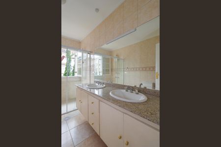 Casa à venda com 302m², 4 quartos e 6 vagas Casa à venda com 302m², 4 quartos e 6 vagasBanheiro da Suíte 1