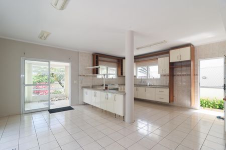 Casa à venda com 302m², 4 quartos e 6 vagas Casa à venda com 302m², 4 quartos e 6 vagasCozinha