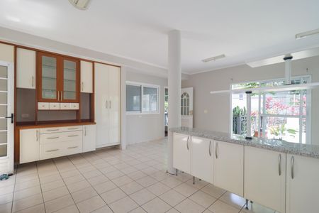 Casa à venda com 302m², 4 quartos e 6 vagas Casa à venda com 302m², 4 quartos e 6 vagasCozinha