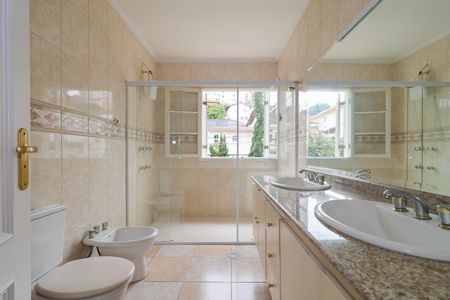 Casa à venda com 302m², 4 quartos e 6 vagas Casa à venda com 302m², 4 quartos e 6 vagasBanheiro da Suíte 1