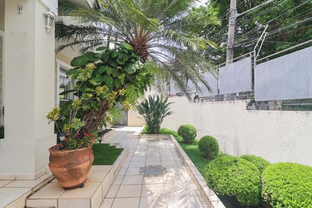 Casa à venda com 302m², 4 quartos e 6 vagas Casa à venda com 302m², 4 quartos e 6 vagasÁrea externa