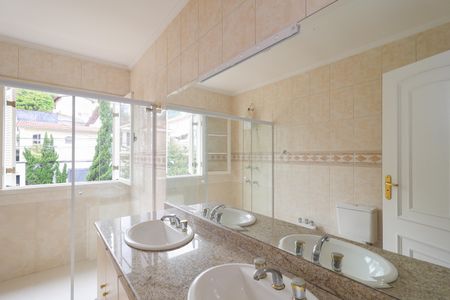 Casa à venda com 302m², 4 quartos e 6 vagas Casa à venda com 302m², 4 quartos e 6 vagasBanheiro da Suíte 1