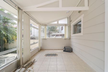 Casa à venda com 302m², 4 quartos e 6 vagas Casa à venda com 302m², 4 quartos e 6 vagasÁrea externa