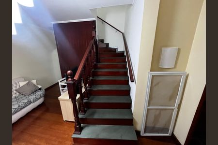 Casa à venda com 177m², 3 quartos e 2 vagas Casa à venda com 177m², 3 quartos e 2 vagasEscada