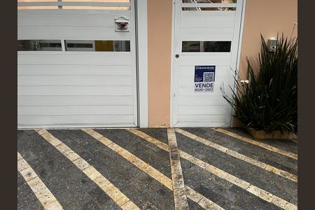 Casa à venda com 177m², 3 quartos e 2 vagas Casa à venda com 177m², 3 quartos e 2 vagasPlaca