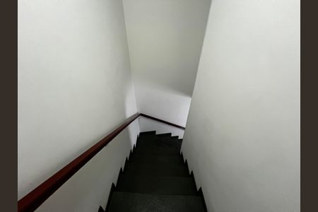 Casa à venda com 177m², 3 quartos e 2 vagas Casa à venda com 177m², 3 quartos e 2 vagasEscada