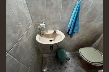 Casa à venda com 177m², 3 quartos e 2 vagas Casa à venda com 177m², 3 quartos e 2 vagasBanheiro da garagem