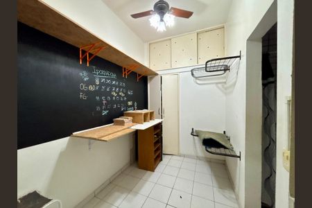 Apartamento à venda com 280m², 3 quartos e 2 vagas Apartamento à venda com 280m², 3 quartos e 2 vagasQuarto de Serviço