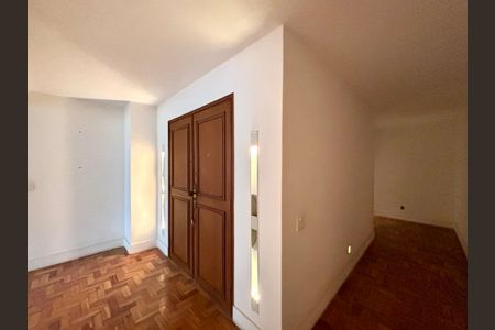 Apartamento à venda com 280m², 3 quartos e 2 vagas Apartamento à venda com 280m², 3 quartos e 2 vagasCorredores