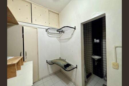 Apartamento à venda com 280m², 3 quartos e 2 vagas Apartamento à venda com 280m², 3 quartos e 2 vagasQuarto de Serviço