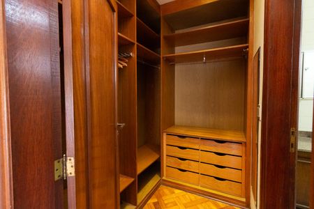 Casa à venda com 400m², 3 quartos e 4 vagasCloset da Suíte 2