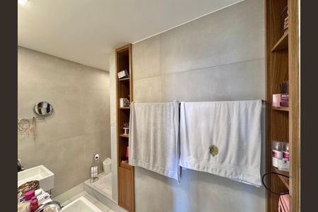 Apartamento à venda com 281m², 3 quartos e 3 vagas Apartamento à venda com 281m², 3 quartos e 3 vagasBanheiro da Suíte 1