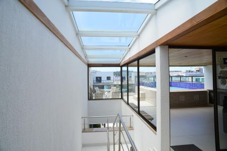 Apartamento à venda com 331m², 4 quartos e 3 vagas Apartamento à venda com 331m², 4 quartos e 3 vagasEscada de Acesso