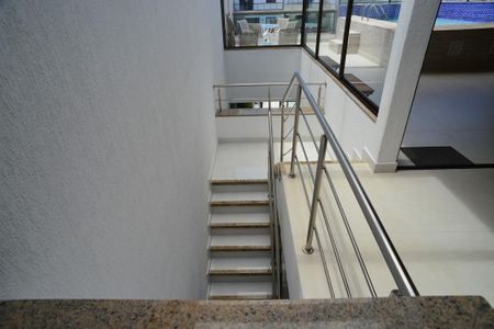 Apartamento à venda com 331m², 4 quartos e 3 vagas Apartamento à venda com 331m², 4 quartos e 3 vagasEscada de Acesso