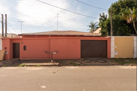 Casa à venda com 180m², 3 quartos e 3 vagas Casa à venda com 180m², 3 quartos e 3 vagasFachada