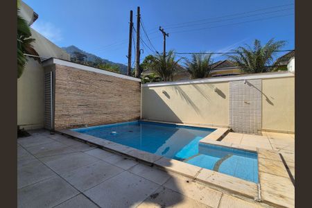 Casa de condomínio à venda com 180m², 3 quartos e 2 vagasÁrea externa