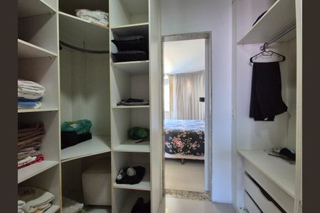 Casa de condomínio à venda com 180m², 3 quartos e 2 vagasCloset da suíte 2