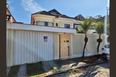 Casa de condomínio à venda com 180m², 3 quartos e 2 vagasFachada