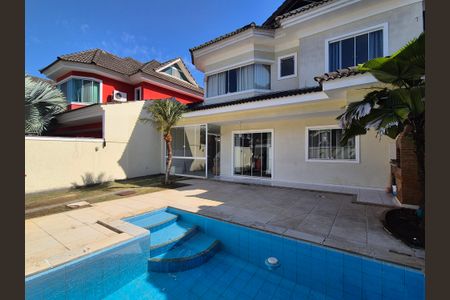 Casa de condomínio à venda com 180m², 3 quartos e 2 vagasÁrea externa