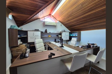 Casa de condomínio à venda com 180m², 3 quartos e 2 vagassótão