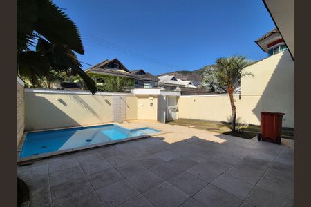 Casa de condomínio à venda com 180m², 3 quartos e 2 vagasÁrea externa
