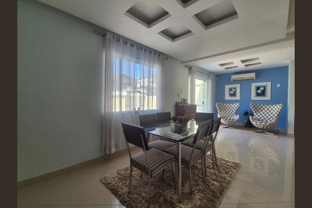 Casa de condomínio à venda com 180m², 3 quartos e 2 vagasSala