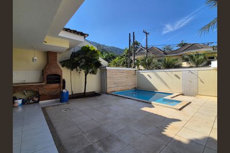 Casa de condomínio à venda com 180m², 3 quartos e 2 vagasÁrea externa