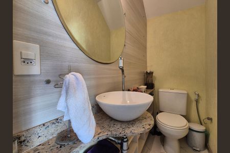 Casa de condomínio à venda com 180m², 3 quartos e 2 vagasLavabo