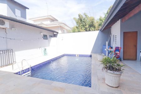 Casa à venda com 225m², 3 quartos e 6 vagas Casa à venda com 225m², 3 quartos e 6 vagasPiscina