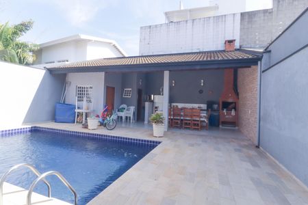 Casa à venda com 225m², 3 quartos e 6 vagas Casa à venda com 225m², 3 quartos e 6 vagasPiscina