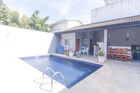 Casa à venda com 225m², 3 quartos e 6 vagas Casa à venda com 225m², 3 quartos e 6 vagasPiscina